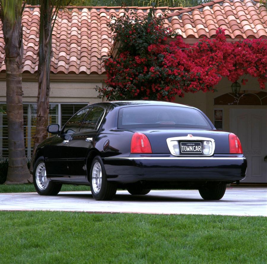  Lincoln Town Car 1998 года  (фото 33 из 77)